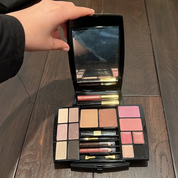 The Essentials Pure Cosmetics Palette NWOT - Picture 3 of 5